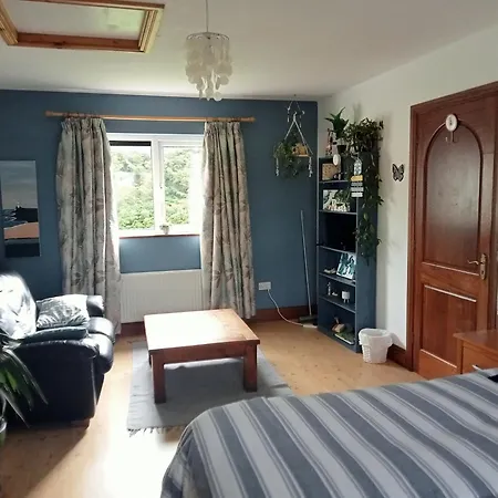 Bedroom With Private Entrance And Parking *