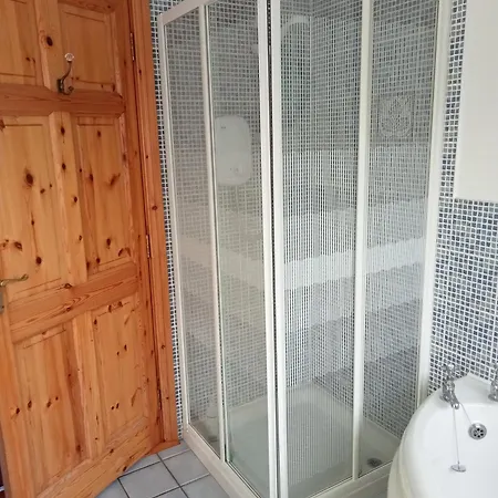Bedroom With Private Entrance And Parking Habitación en casa particular