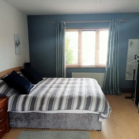 Bedroom With Private Entrance And Parking בית אירוח *